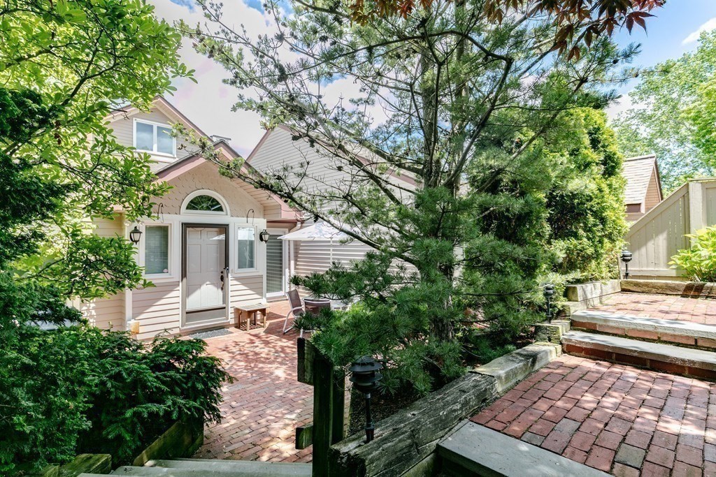 81 Algonquin Road, Unit 81 Newton, MA 02467 - Photo 32 of 40 a front view of a house with garden