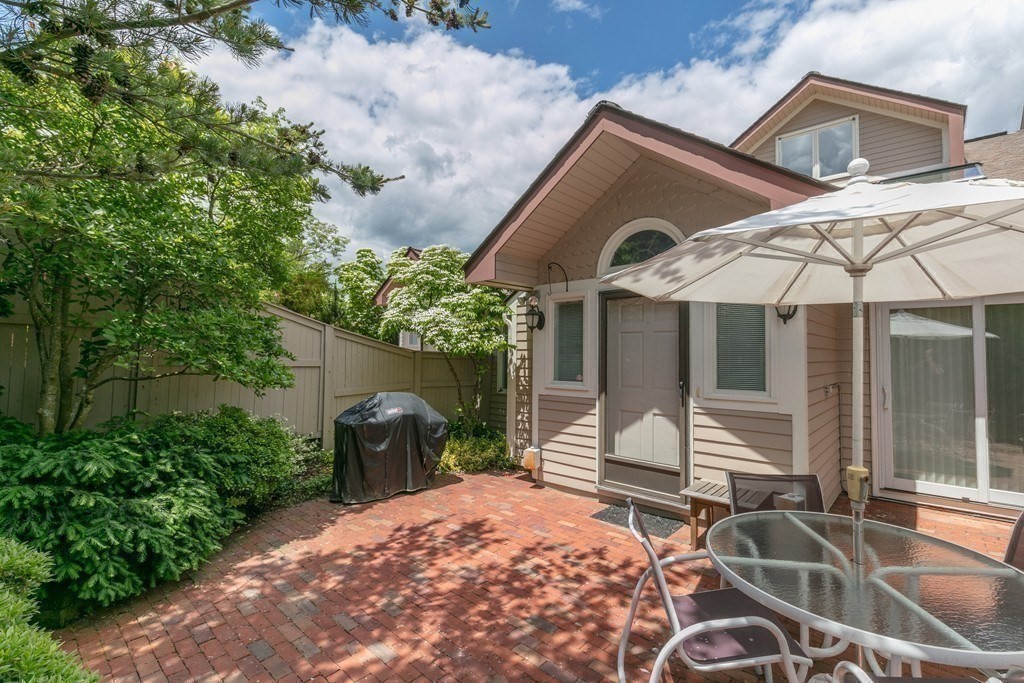 81 Algonquin Road, Unit 81 Newton, MA 02467 - Photo 33 of 40 a front view of a house with garden