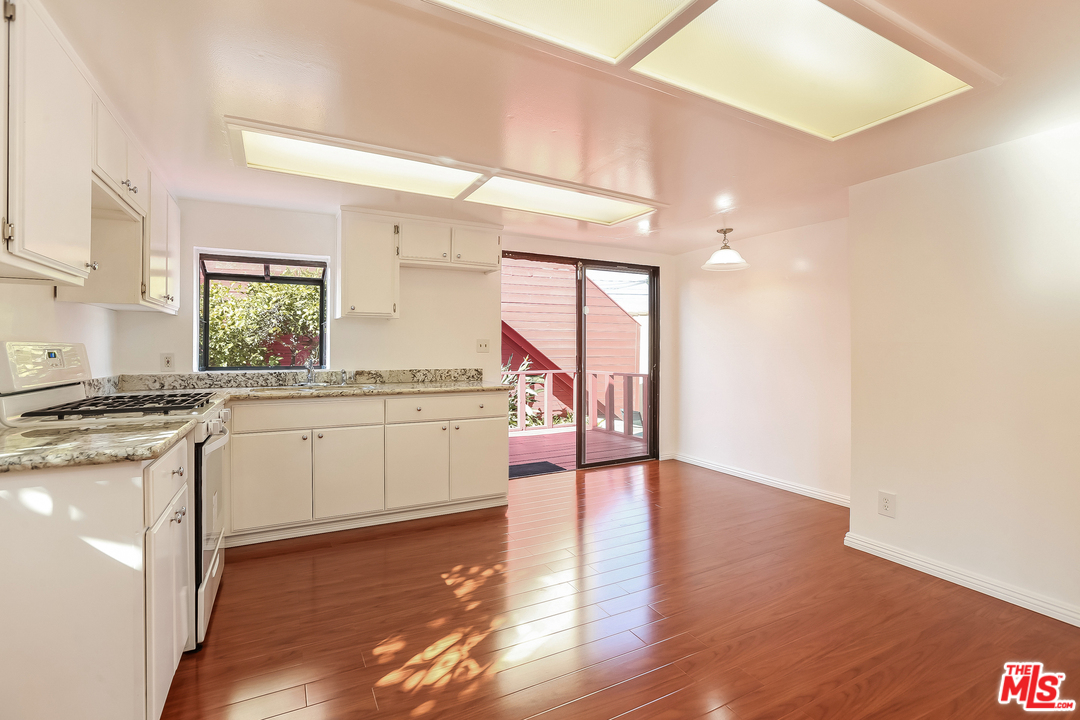 705 Brooks Avenue Venice, CA 90291 - Photo 12 of 44