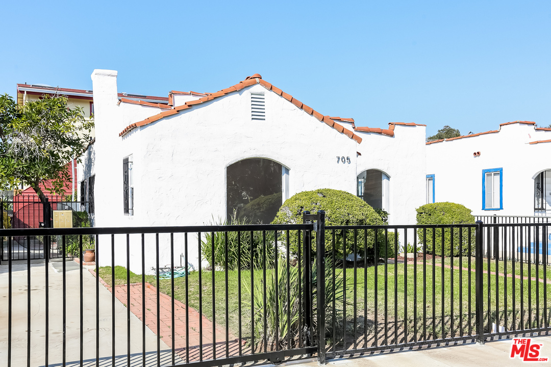 705 Brooks Avenue Venice, CA 90291 - Photo 3 of 44