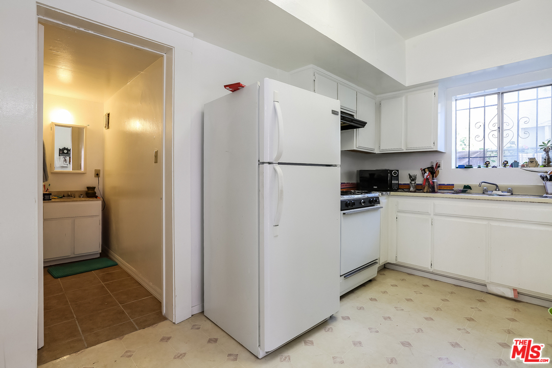 705 Brooks Avenue Venice, CA 90291 - Photo 26 of 44