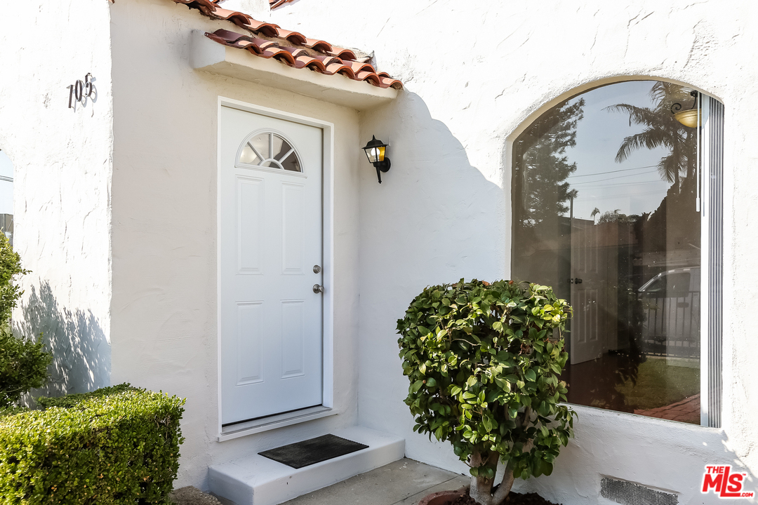 705 Brooks Avenue Venice, CA 90291 - Photo 4 of 44