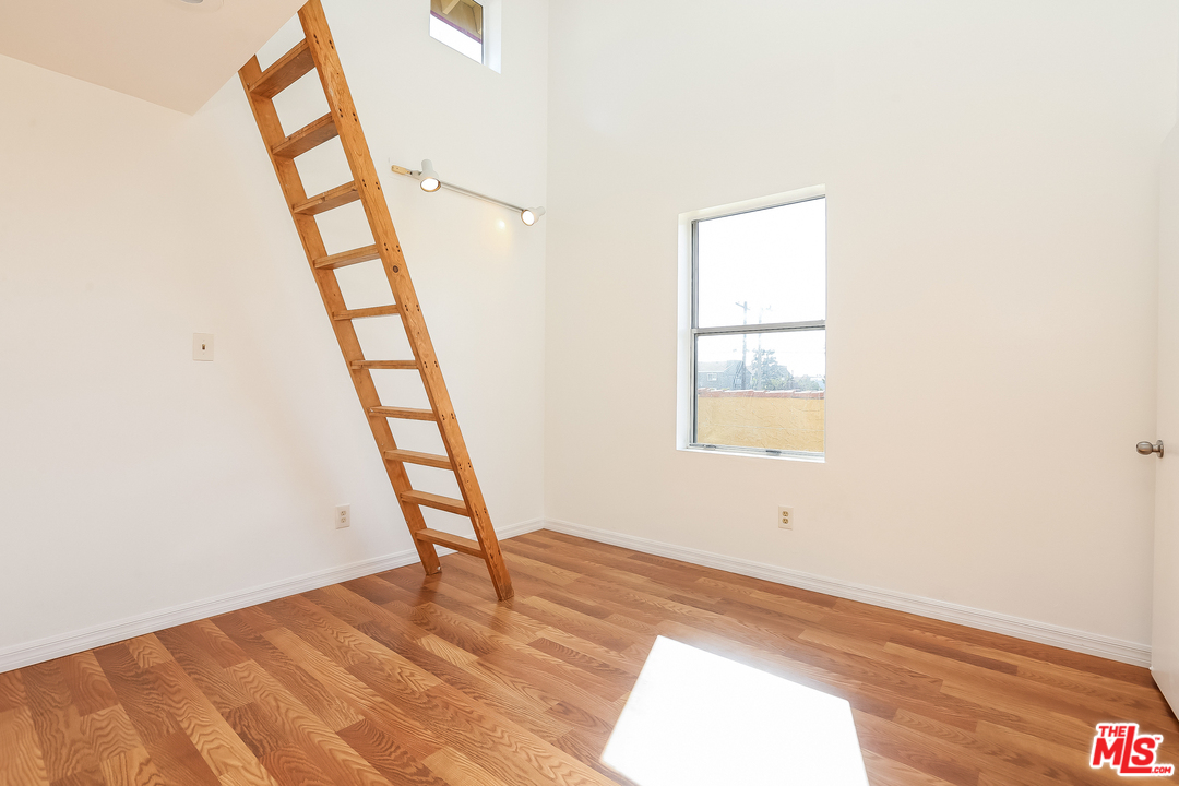 705 Brooks Avenue Venice, CA 90291 - Photo 32 of 44