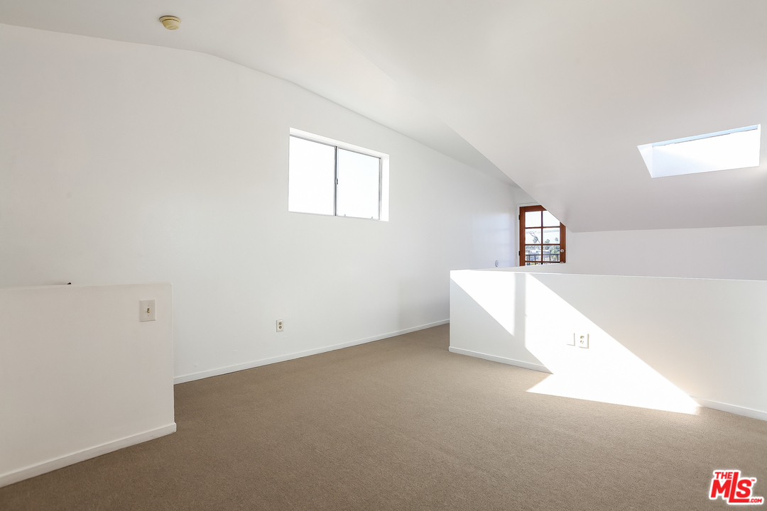 705 Brooks Avenue Venice, CA 90291 - Photo 36 of 44