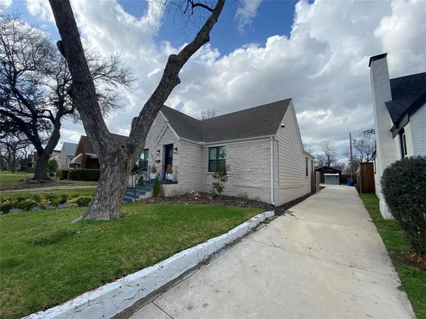 a view of a house with a backyard