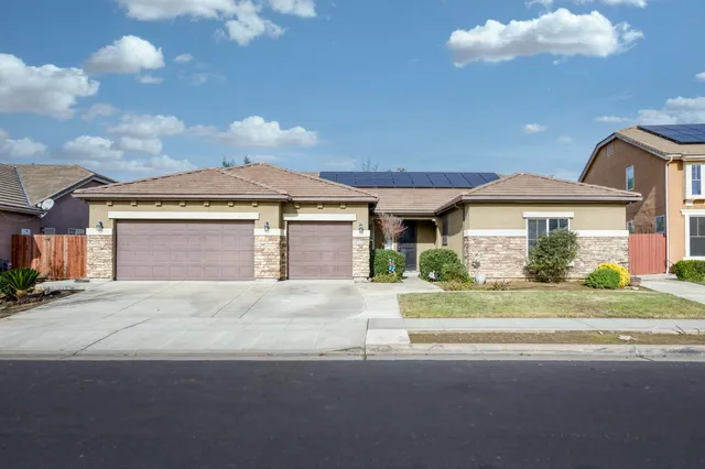 $585,000 | 3129-3129 Ashcroft Avenue, Clovis, CA 93619