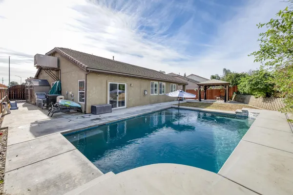 $585,000 | 3129-3129 Ashcroft Avenue, Clovis, CA 93619