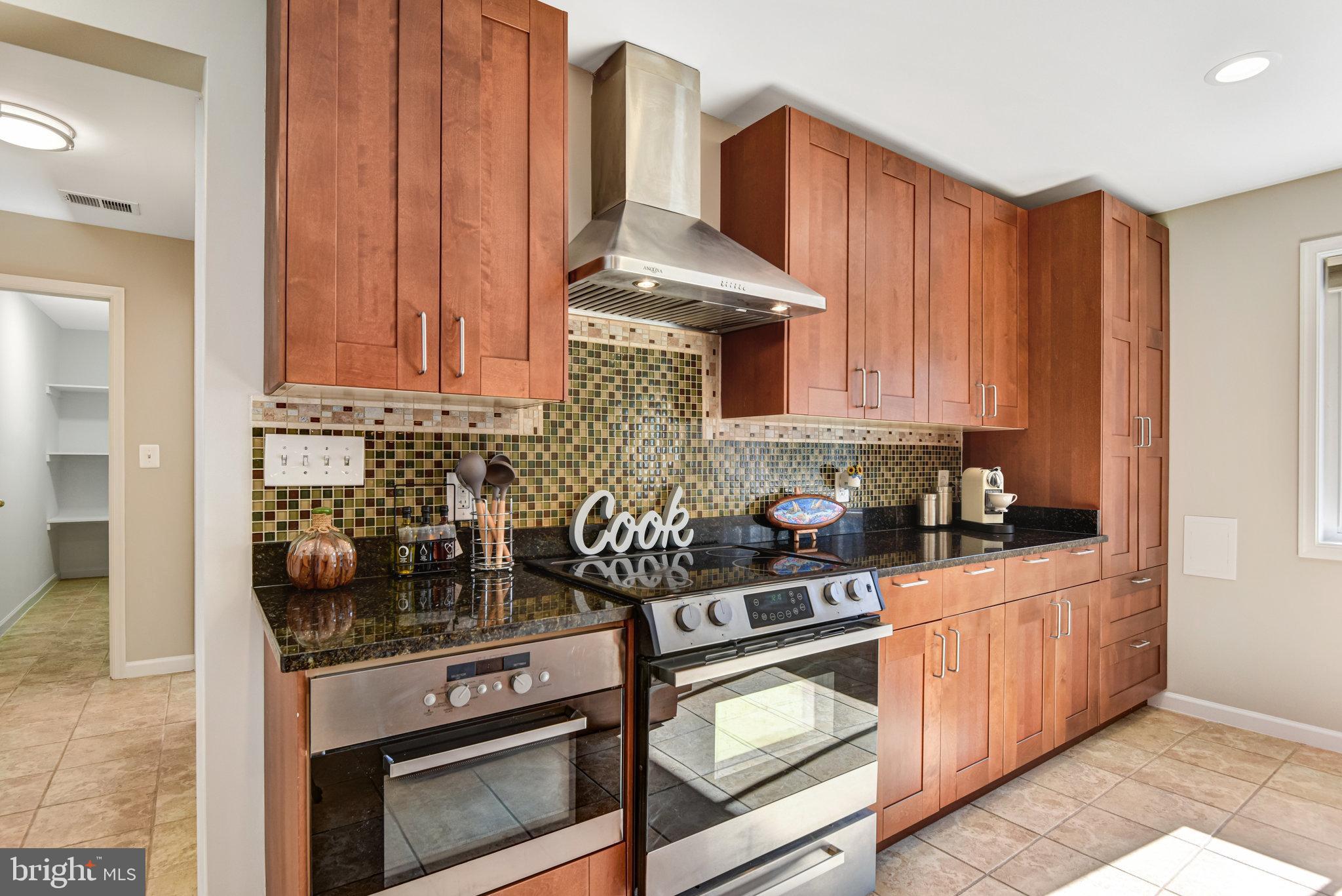 9720 Five Oaks Road Fairfax, VA 22031 - Photo 23 of 91 Range oven and build in microwave