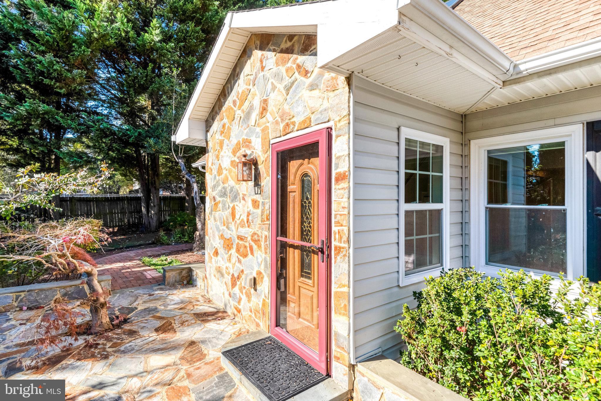 9720 Five Oaks Road Fairfax, VA 22031 - Photo 3 of 91 Main entrance