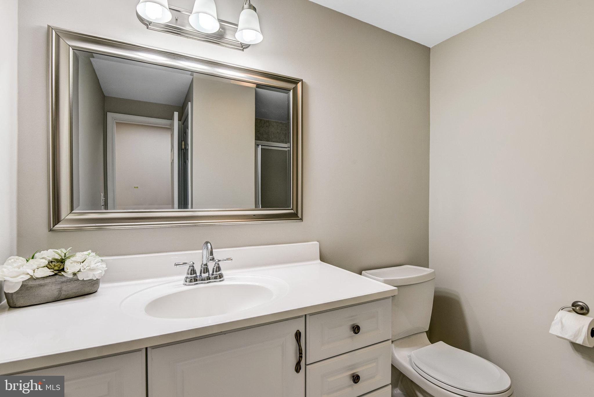 9720 Five Oaks Road Fairfax, VA 22031 - Photo 64 of 91 Upper floor hall bath