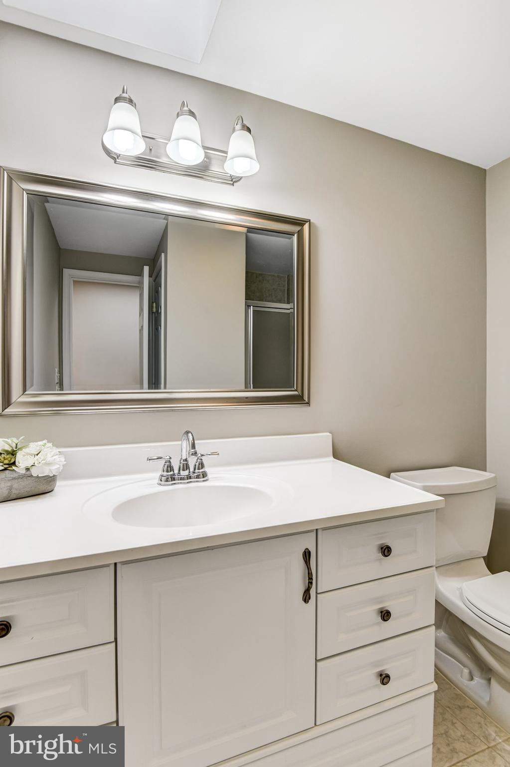 9720 Five Oaks Road Fairfax, VA 22031 - Photo 65 of 91 Upper floor hall bath