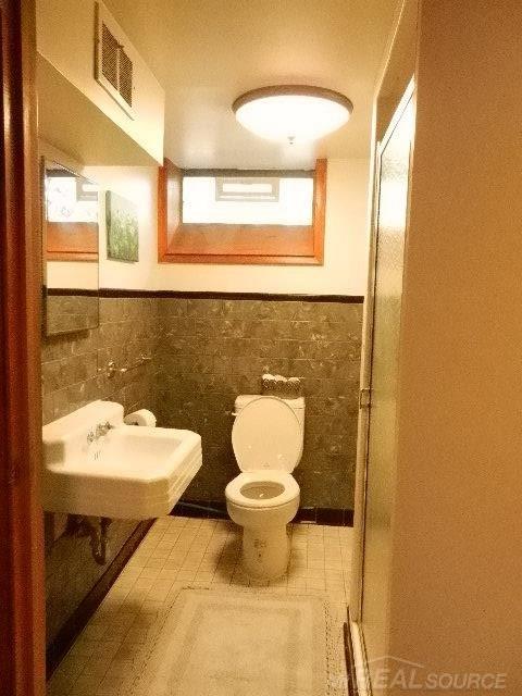 8673 Superior Street Center Line, MI 48015 - Photo 39 of 66 Base Full Bath