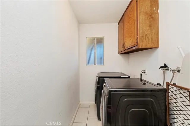 a view of a livingroom with walk in closet
