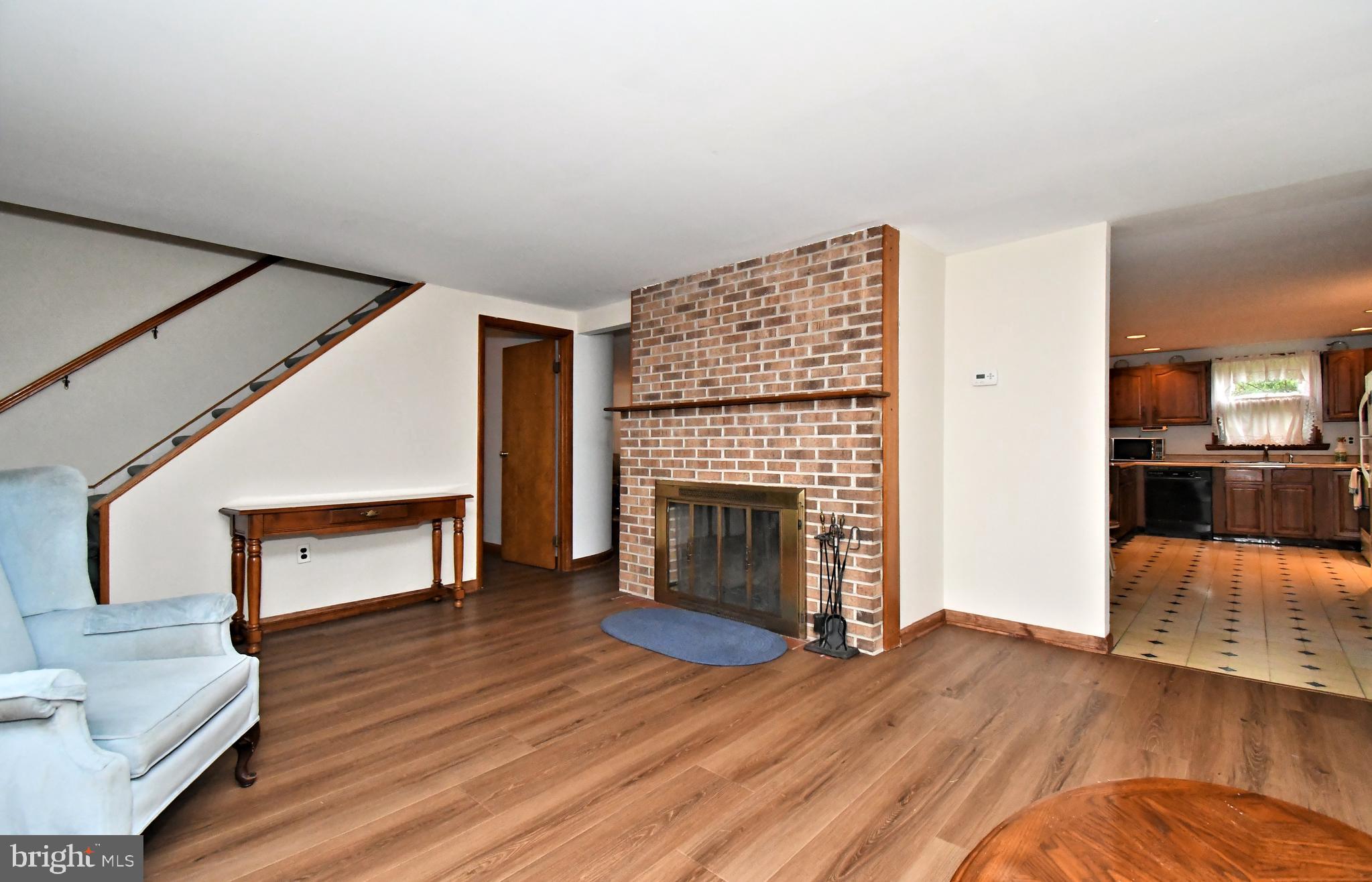 500 Burton Road Oreland, PA 19075 - Photo 7 of 54 Living room