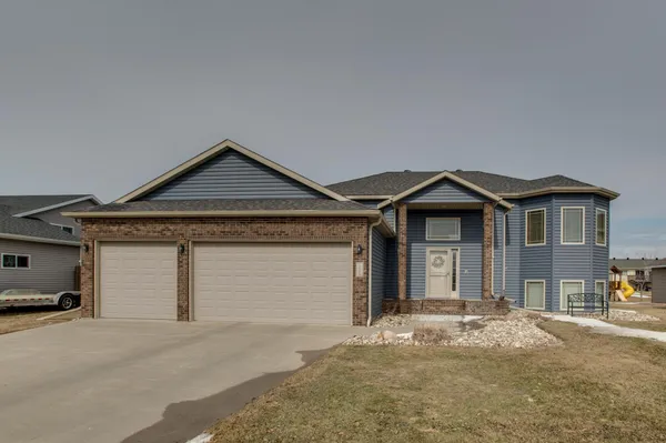 $425,000 | 1610 42nd Avenue South, Moorhead, MN 56560