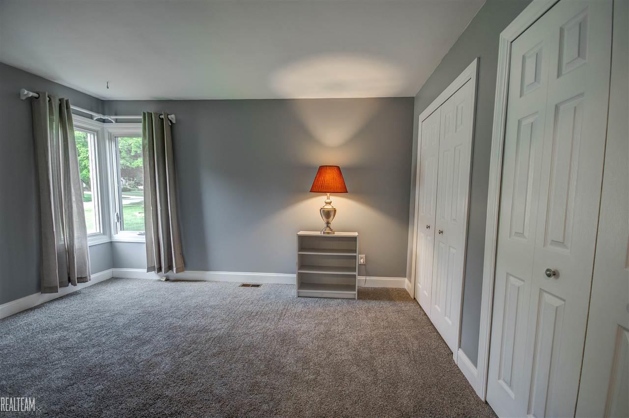 2388 Cumberland Road Rochester, MI 48307 - Photo 13 of 36 31301848-12.JPG