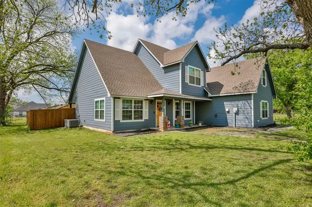 a view of a yard in front of house