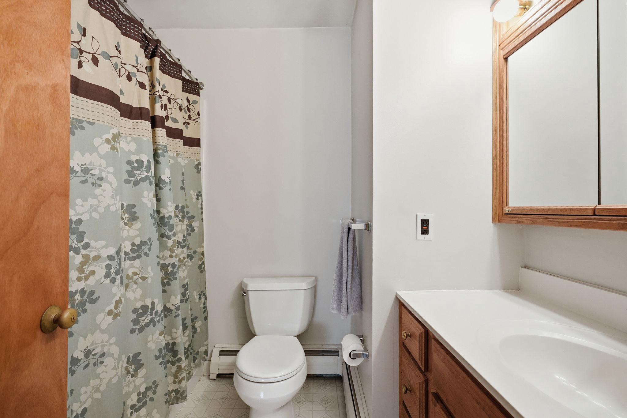 222 Coldstream Road Phoenixville, PA 19460 - Photo 29 of 50 Hall Bath
