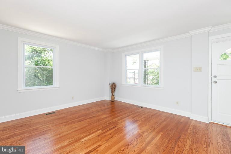 3934 Rexmere Road Baltimore, MD 21218 - Photo 5 of 29 Living Room