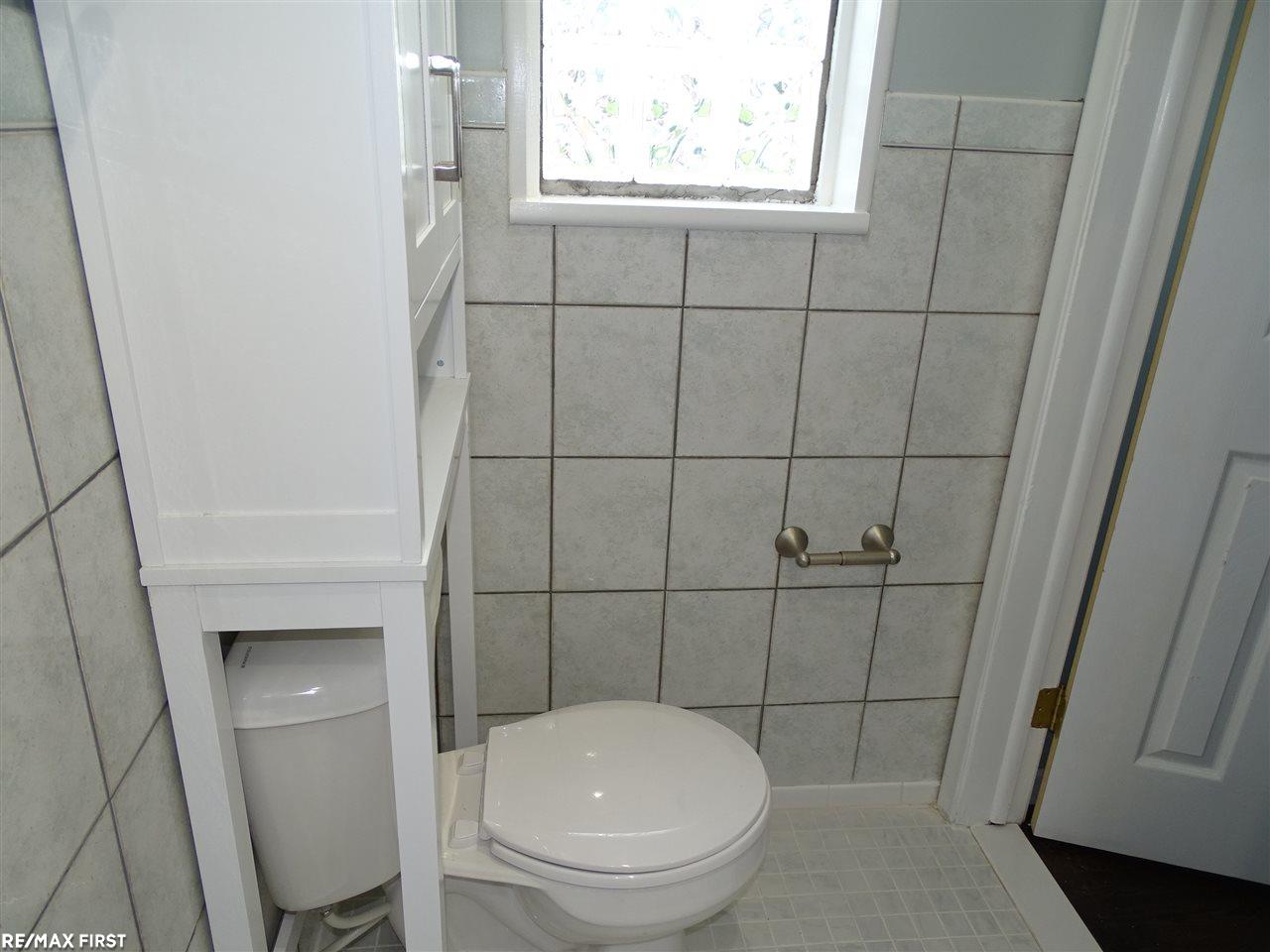 17900 Winsome Road Fraser, MI 48026 - Photo 17 of 22 31393091-16.JPG