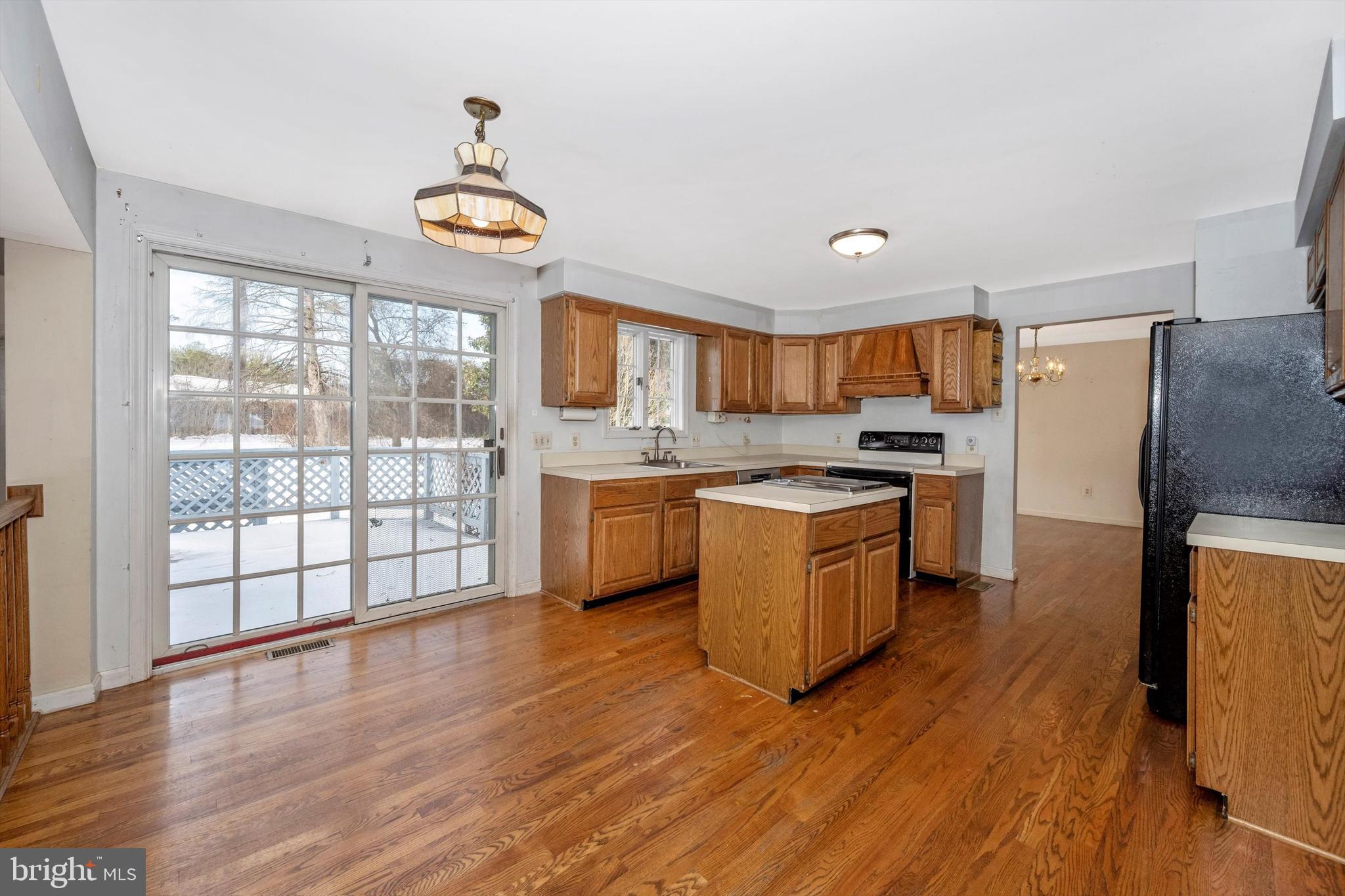107 Fairview Avenue Frederick, MD 21701 - Photo 17 of 53 Kitchen with eating area