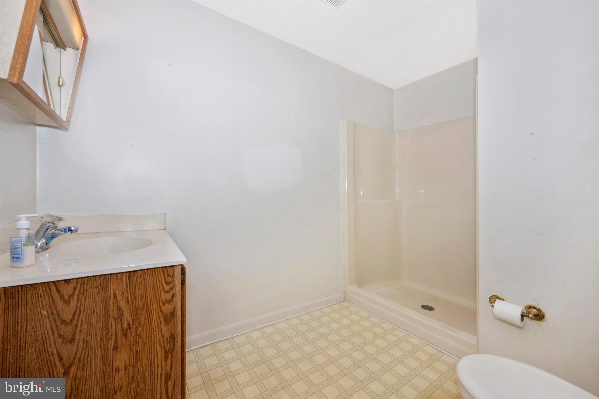 107 Fairview Avenue Frederick, MD 21701 - Photo 23 of 53 Main level full bath