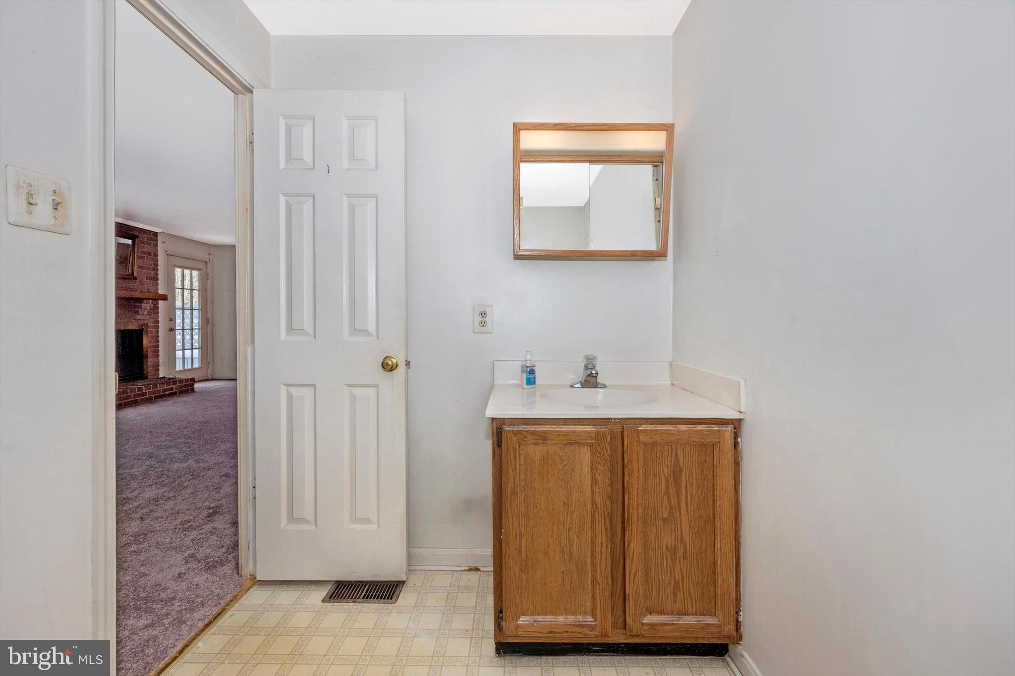 107 Fairview Avenue Frederick, MD 21701 - Photo 24 of 53 Main level full bath