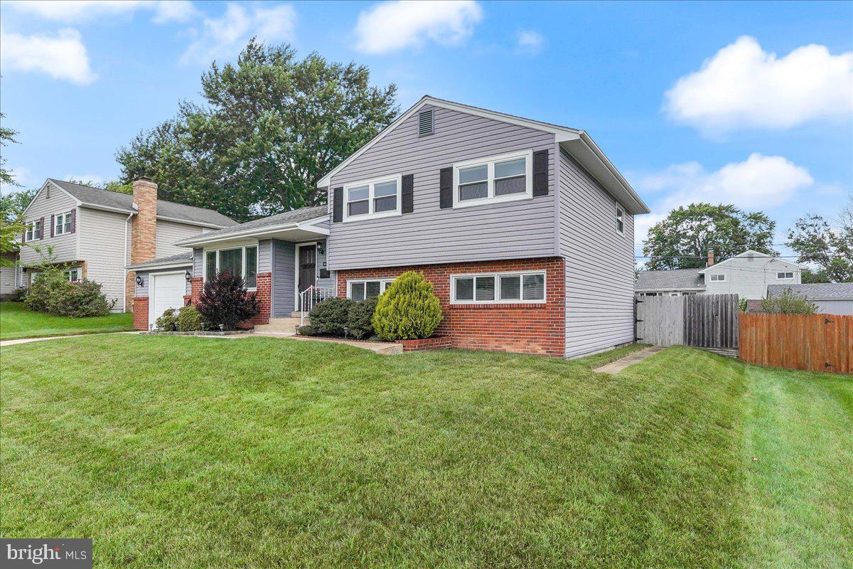 14 Burns Road Claymont, DE 19703 - Photo 2 of 43 Beautifully landscaped lawn