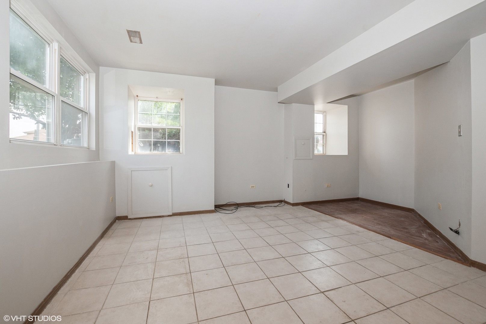 320 Danielle Road Matteson, IL 60443 - Photo 17 of 25 an empty room with windows