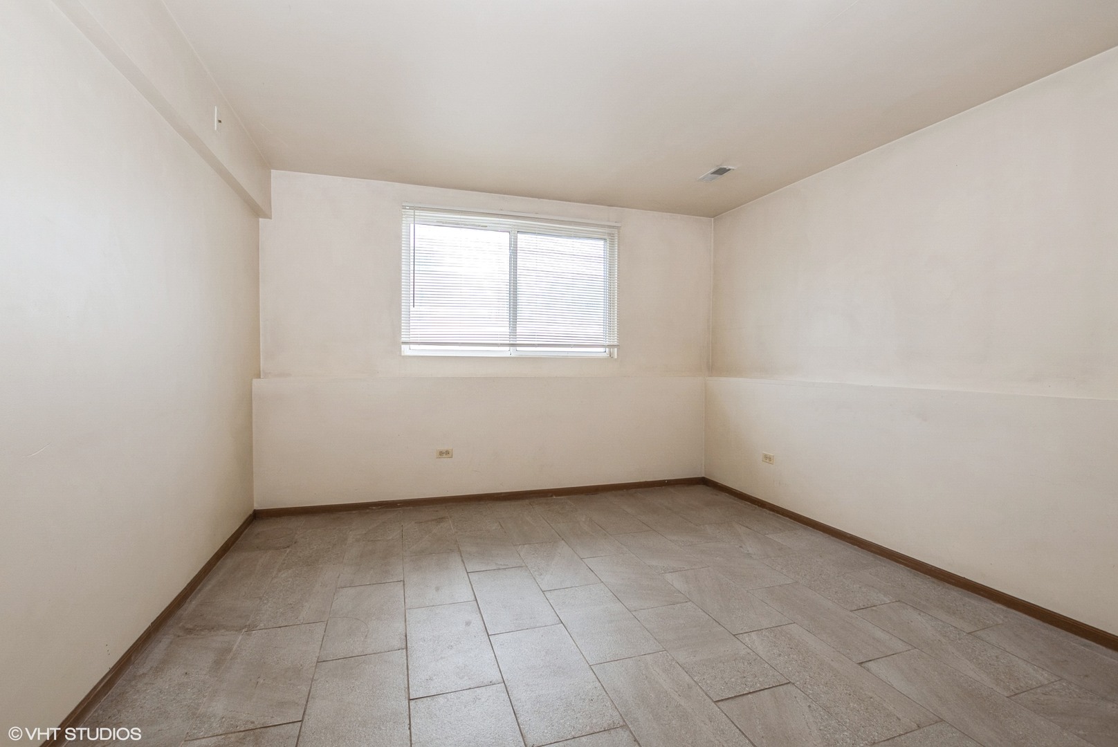 320 Danielle Road Matteson, IL 60443 - Photo 18 of 25 an empty room with a window