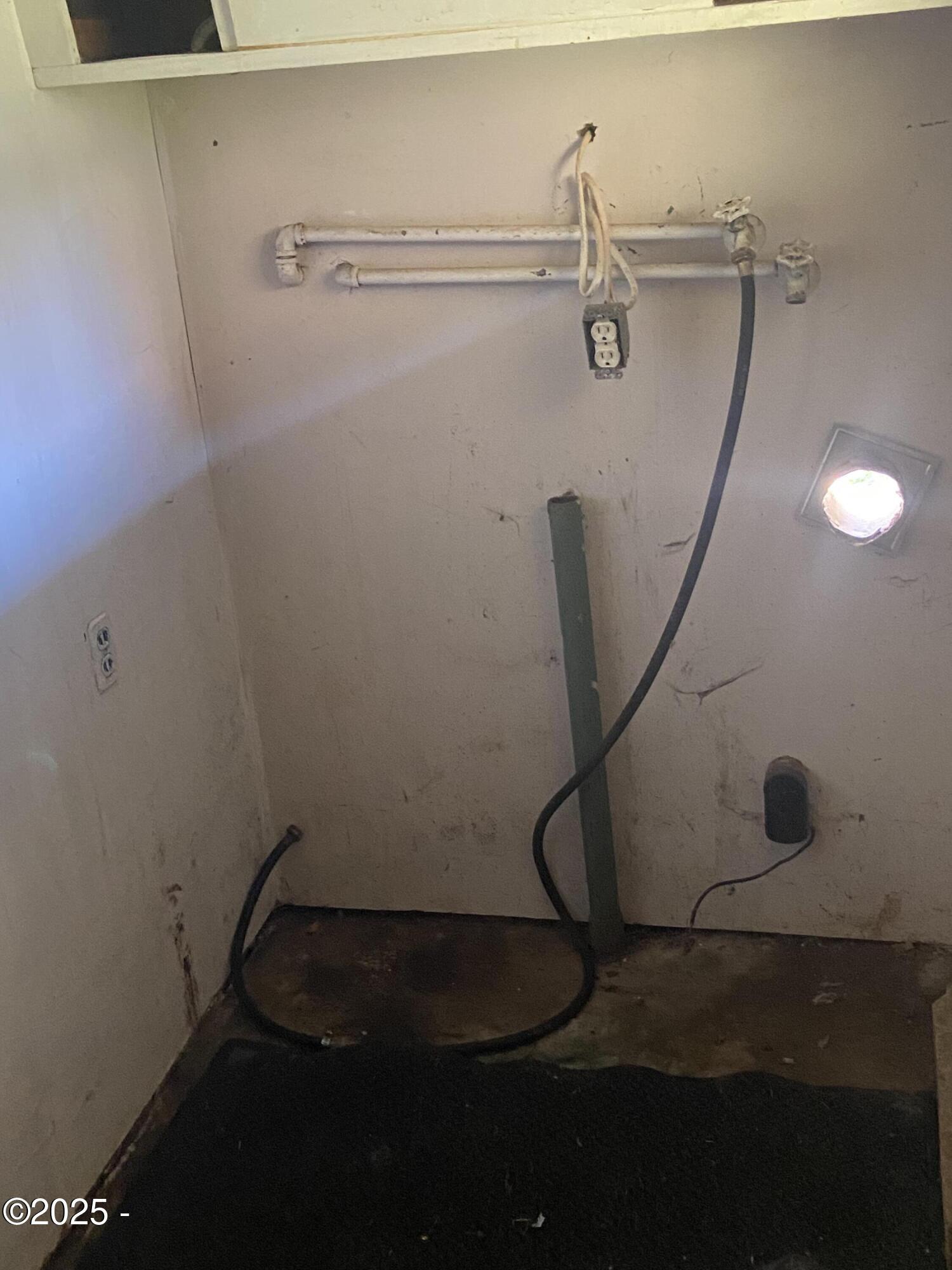 811 Southeast 7th Street Toledo, OR 97391 - Photo 18 of 36 Utility room