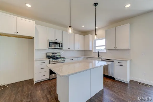 $3,500 | 2025 Maryland Oaks Circle, Maryland Heights, MO 63146