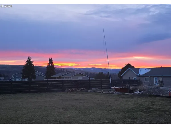 $430,000 | 902 North 15th Avenue, Elgin, OR 97827