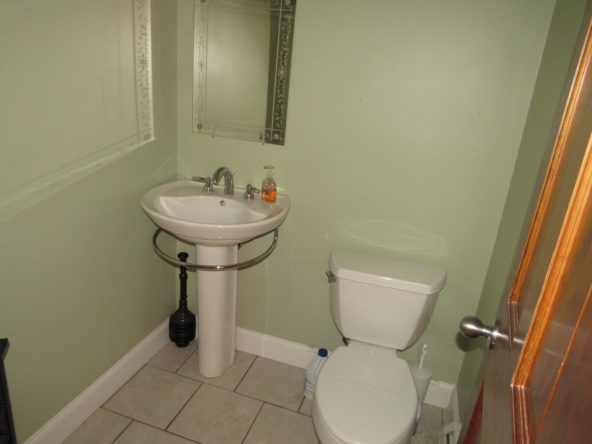 99 B West Road, Unit B/RIGHT SIDE Londonderry, NH 03053 - Photo 4 of 36 Gallery Image 4