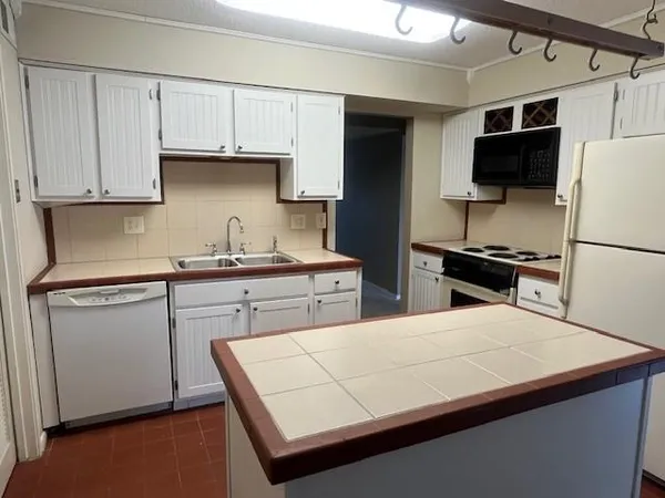 $172,000 | 9624 Perry Lane, Unit E, Overland Park, KS 66212
