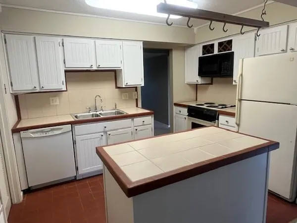 $172,000 | 9624 Perry Lane, Unit E, Overland Park, KS 66212