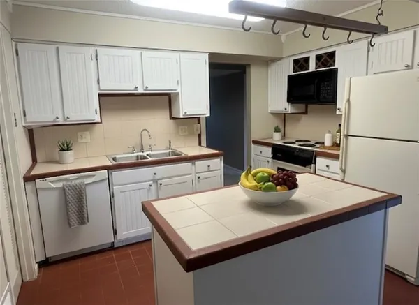 $172,000 | 9624 Perry Lane, Unit E, Overland Park, KS 66212