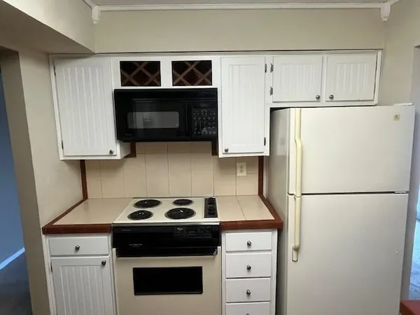 $172,000 | 9624 Perry Lane, Unit E, Overland Park, KS 66212