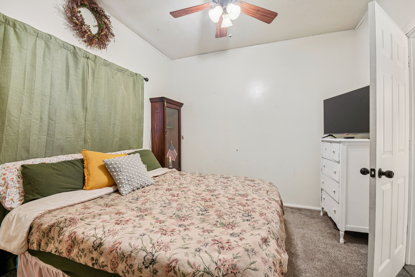 609 East Chapin Street Morris, IL 60450 - Photo 18 of 36 a bedroom with a bed tv and a chandelier