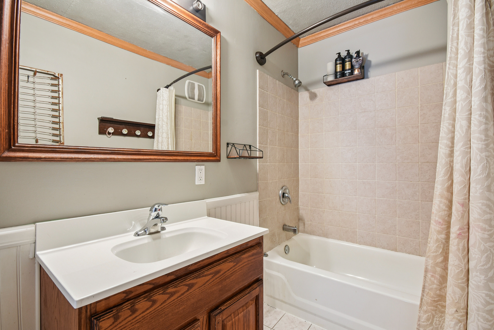 609 East Chapin Street Morris, IL 60450 - Photo 25 of 36 a bathroom with a sink a mirror and a bathtub
