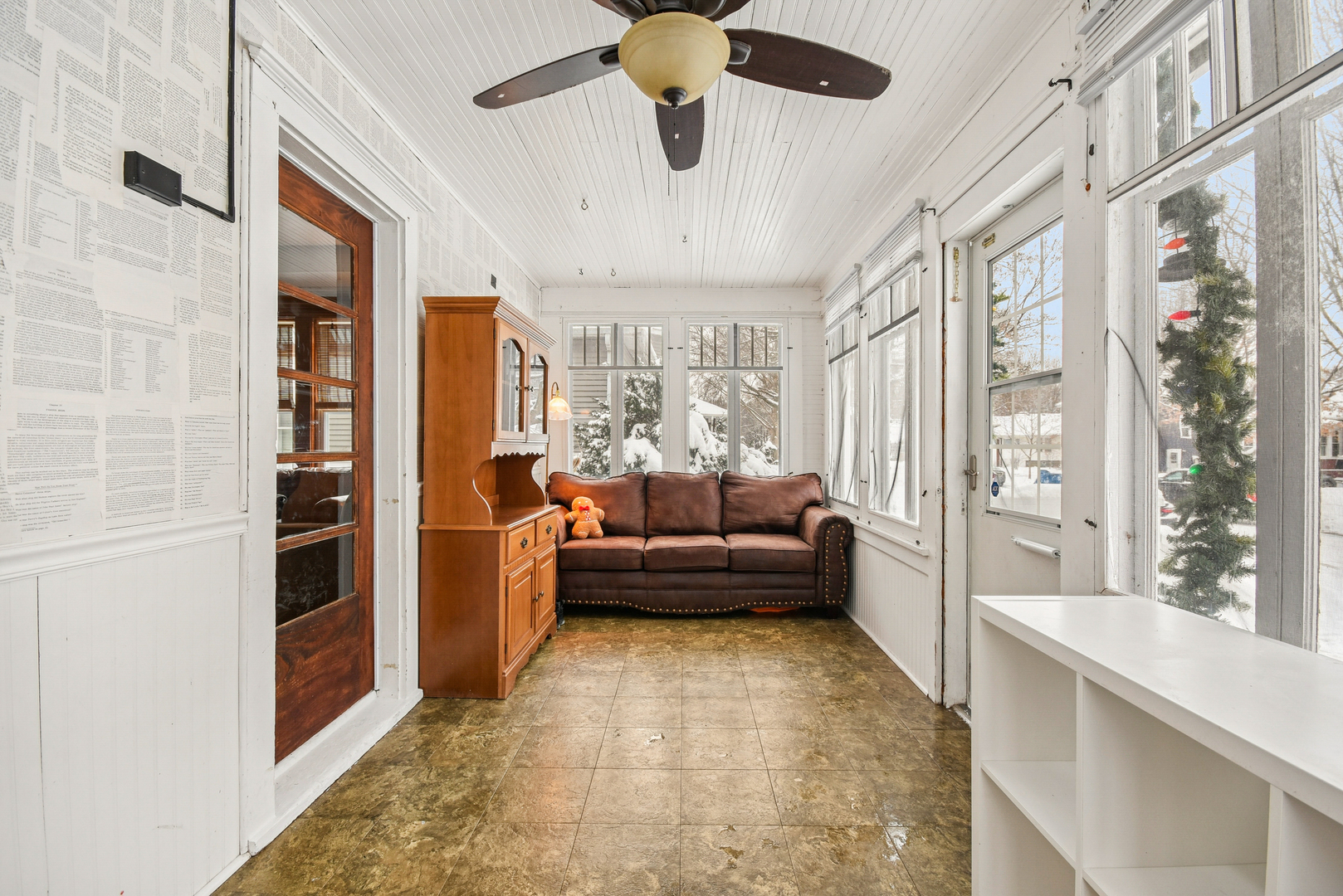 609 East Chapin Street Morris, IL 60450 - Photo 6 of 36 a living room with furniture and a fireplace
