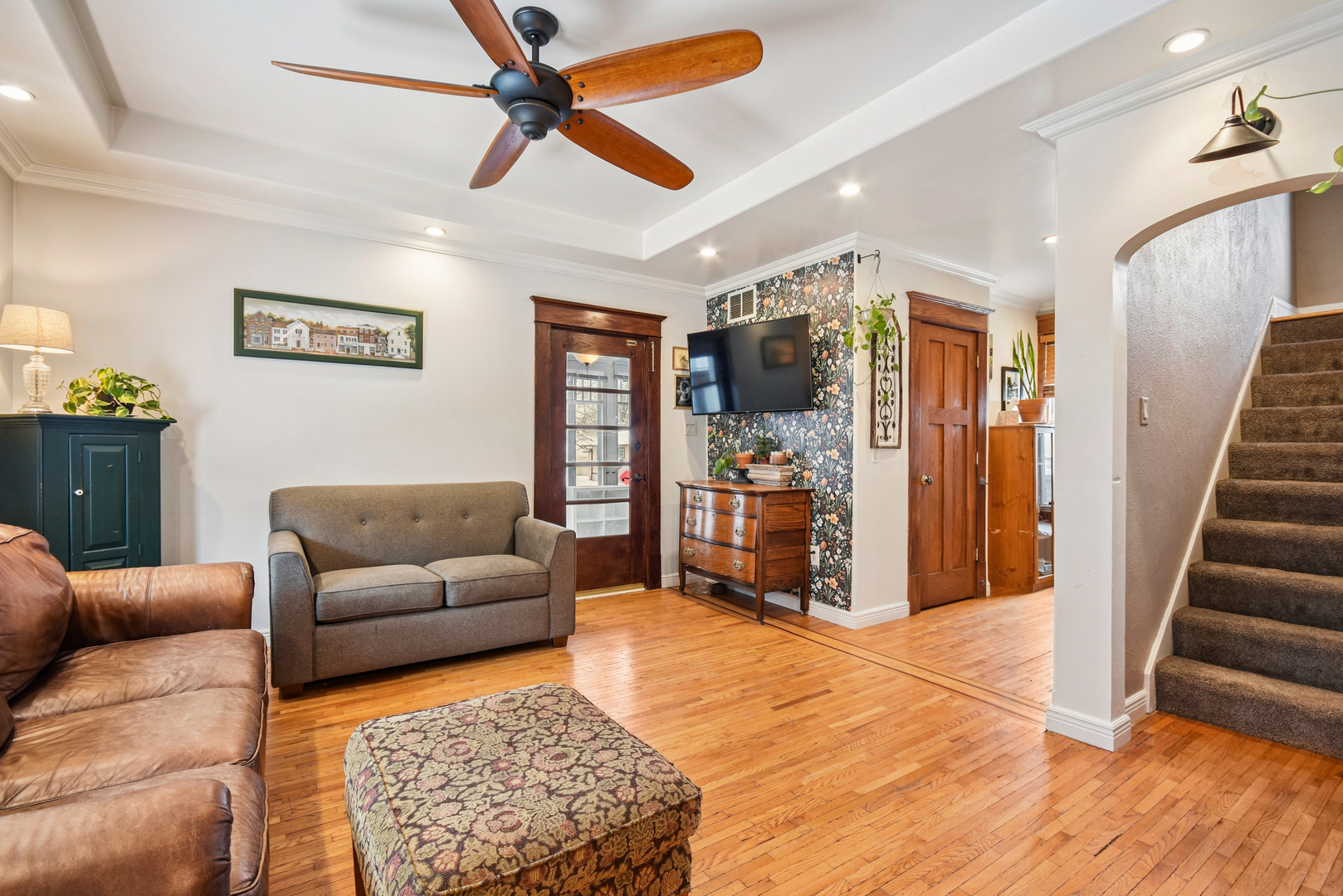 609 East Chapin Street Morris, IL 60450 - Photo 8 of 36 a living room with furniture and wooden floor