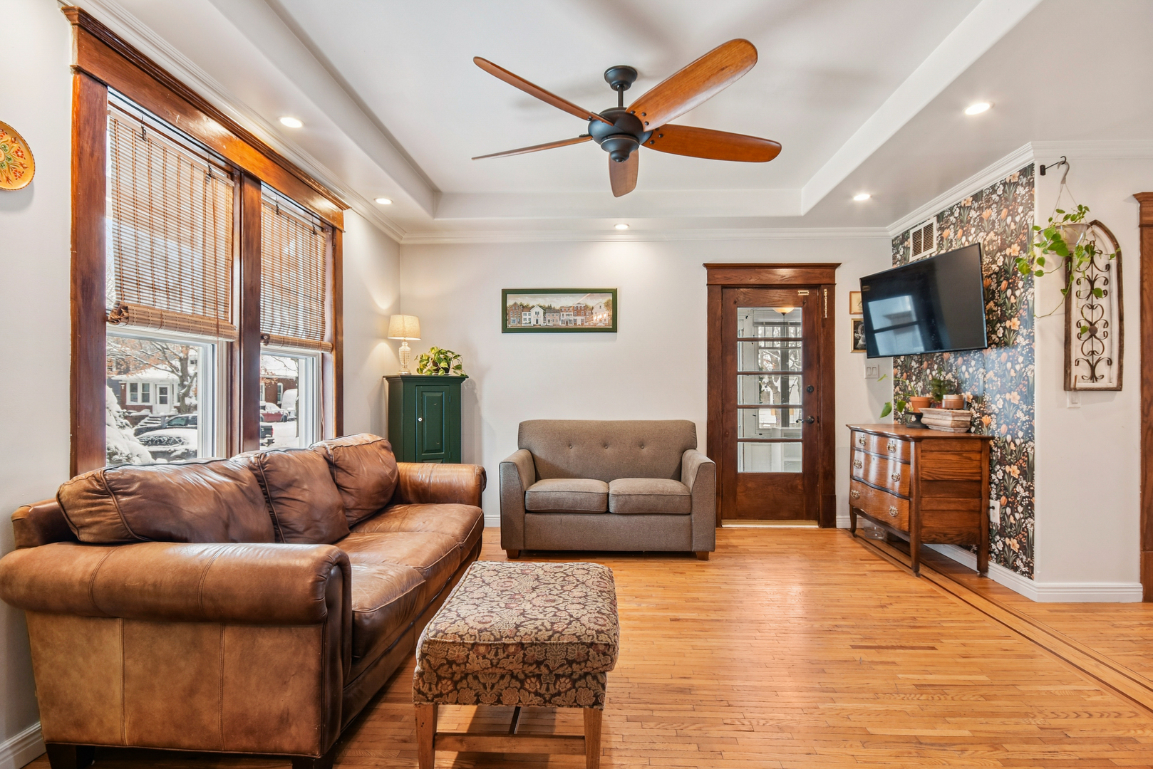 609 East Chapin Street Morris, IL 60450 - Photo 9 of 36 a living room with furniture and a large window