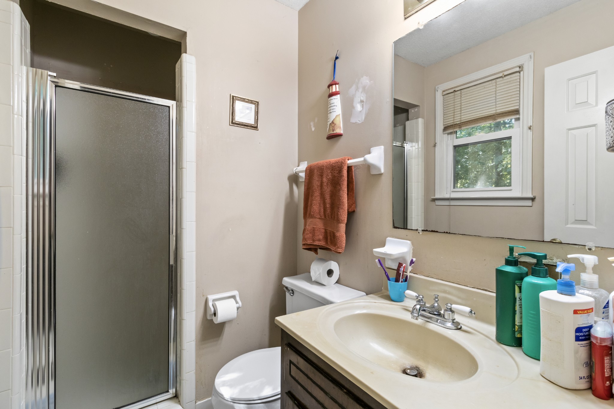 206 Pine Mountain Road Clarksville, TN 37042 - Photo 11 of 17 a bathroom with a sink toilet and shower