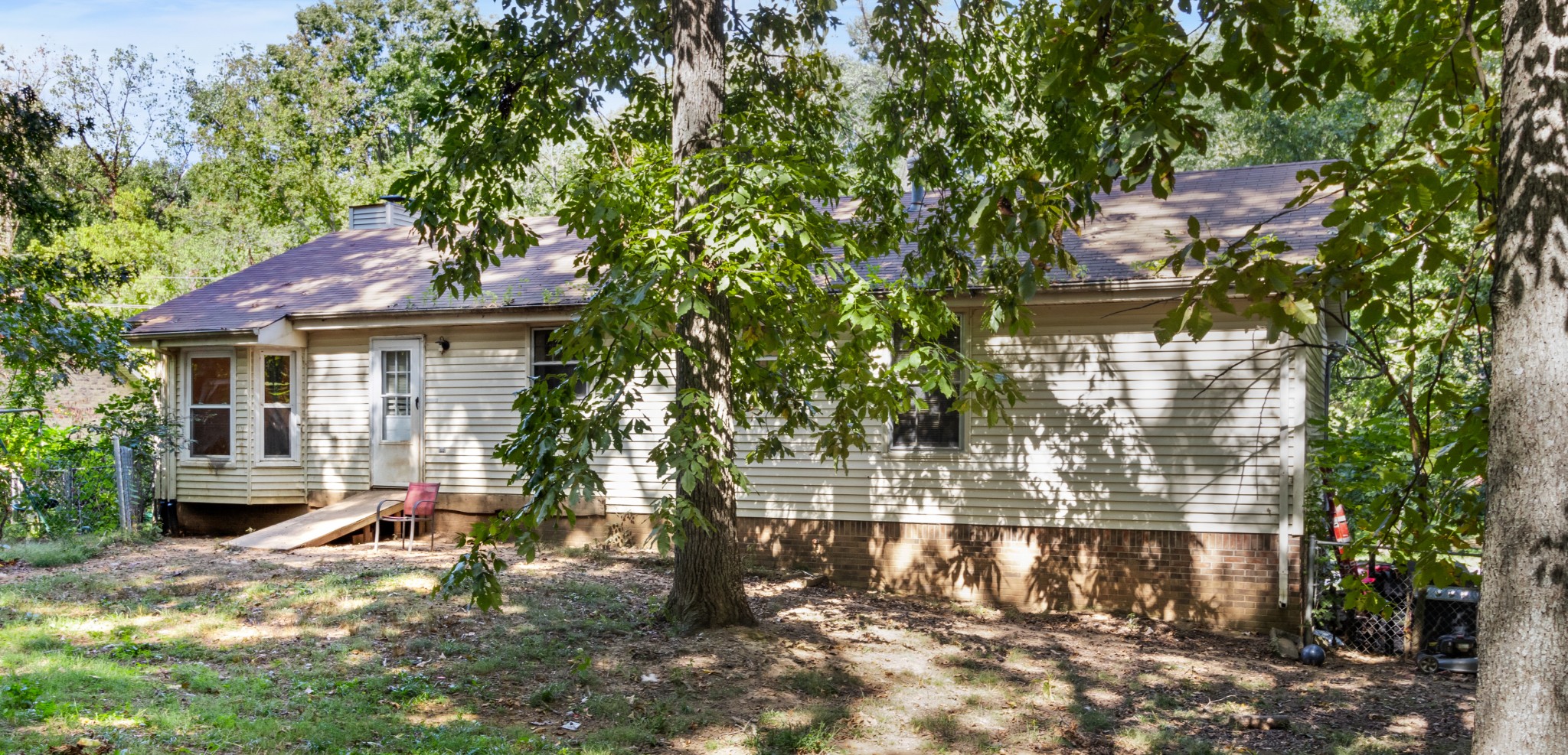 206 Pine Mountain Road Clarksville, TN 37042 - Photo 15 of 17 a backyard of a house with table and chairs