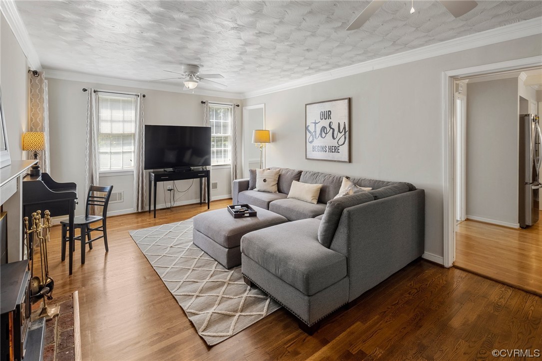1513 Willingham Road Henrico, VA 23238 - Photo 18 of 40 a living room with furniture and a flat screen tv