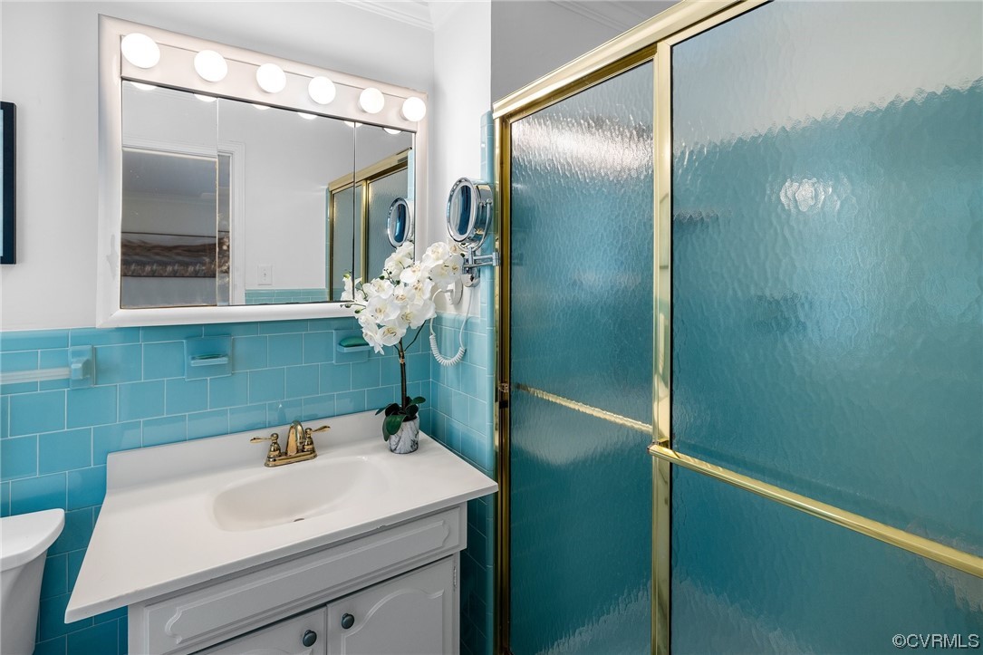 1513 Willingham Road Henrico, VA 23238 - Photo 31 of 40 a bathroom with a sink and mirror