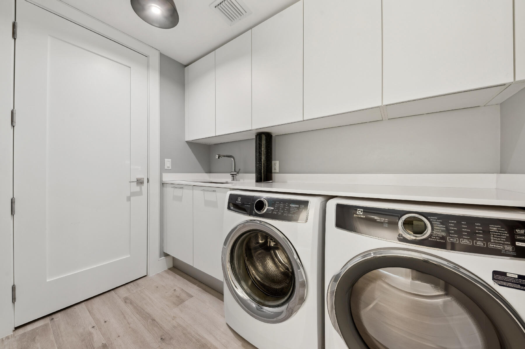 3730 North Ocean Drive, Unit 5C Singer Island, FL 33404 - Photo 21 of 40 Laundry room