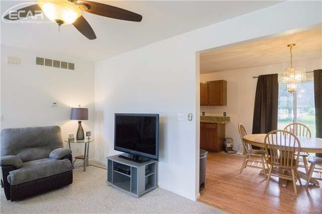 2740 Elizabeth Lake Road Waterford, MI 48328 - Photo 4 of 15 21359274-3.JPG