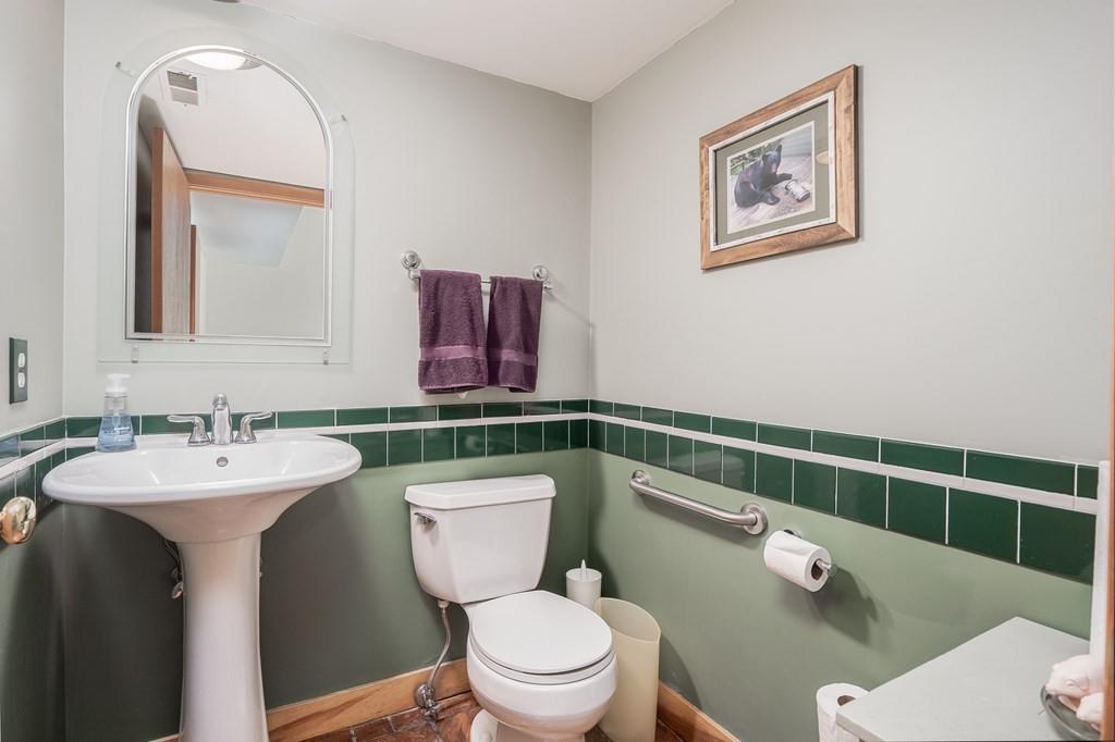 25 Hog Hill Road Pepperell, MA 01463 - Photo 13 of 34 a bathroom with a toilet a sink and mirror